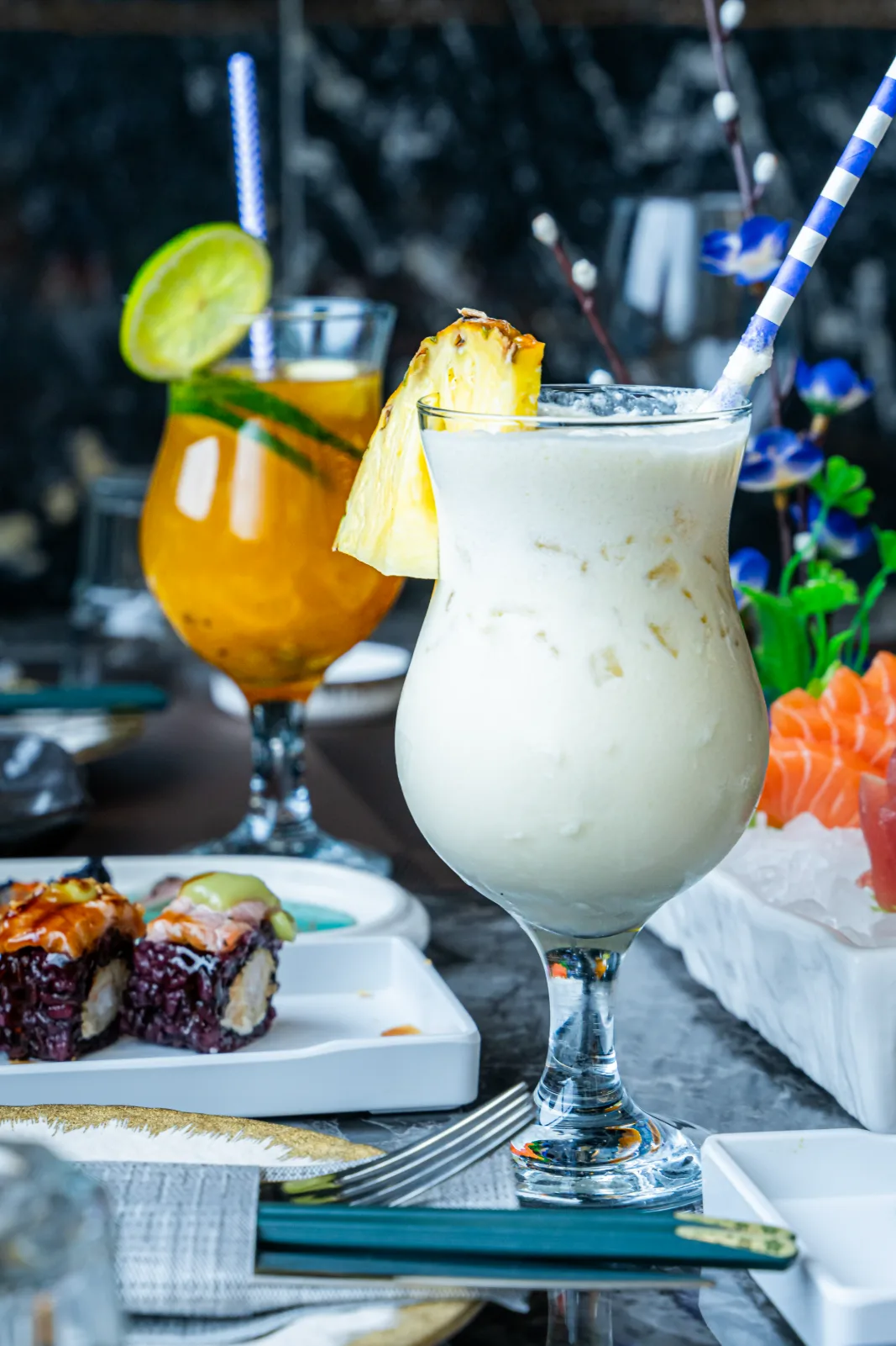 Cocktails servis au bar d’un restaurant