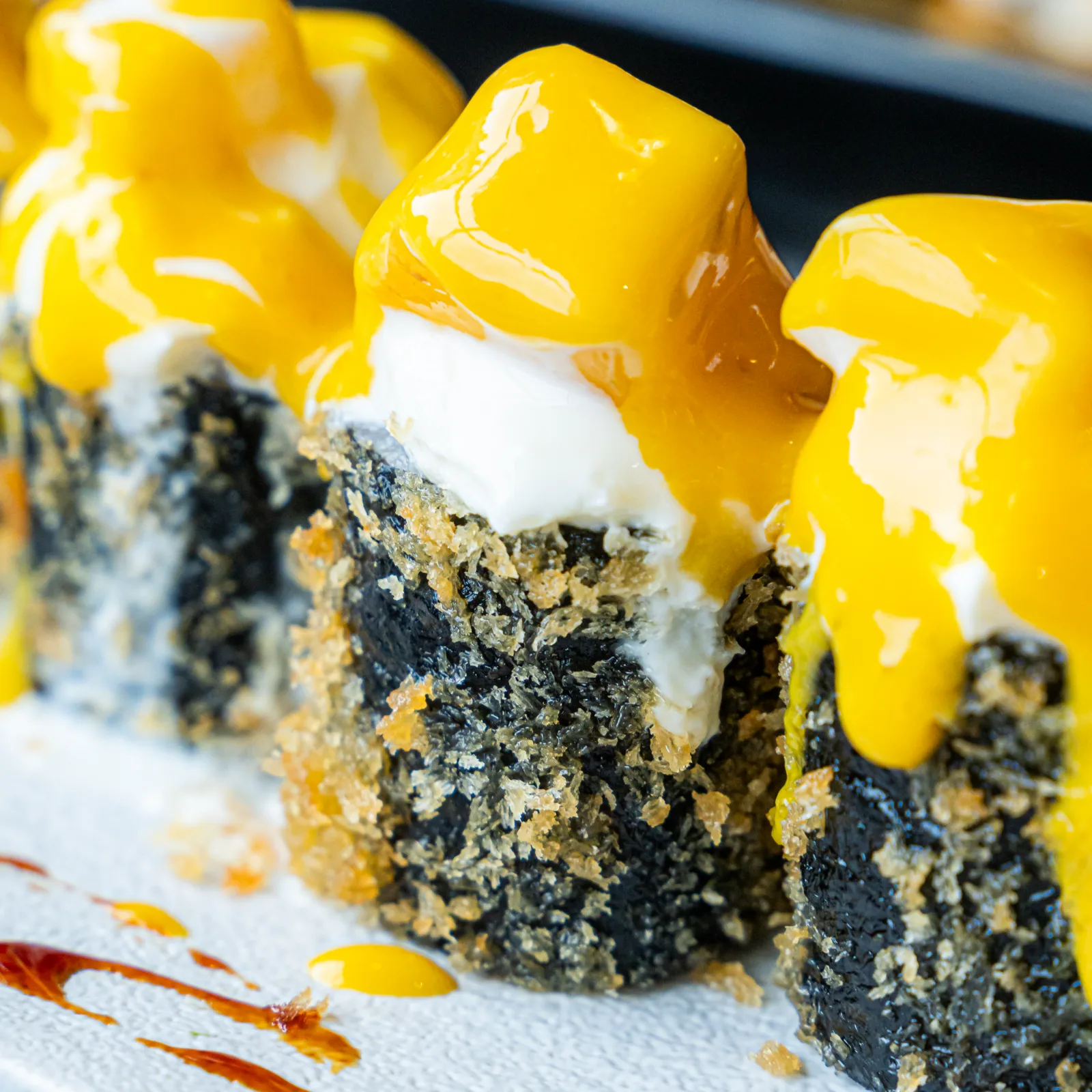 Makis à la mangue dressés pour un tournage